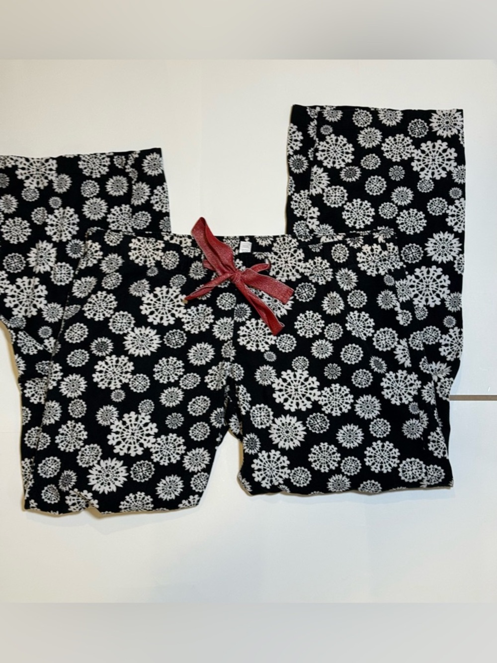 Old Navy Snowflake pajama pants size medium